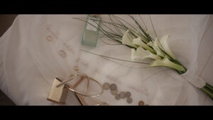 ramo de flores aesthetic con perfume loewe y tacones dorados.